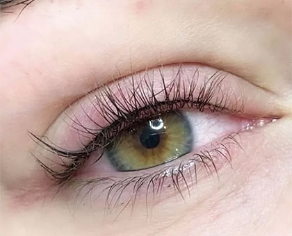 woman's eye and eyelashes